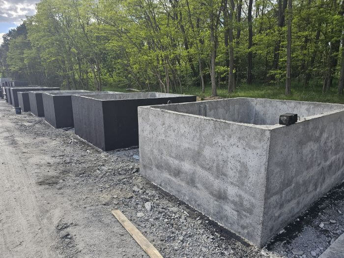 Plac produkcyjny z szambami betonowymi Żary gotowymi do transportu